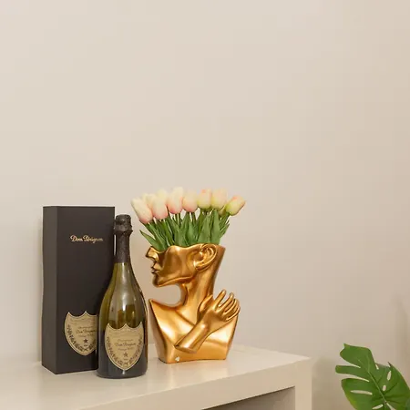 Free Parking - Retreat In Apartment Milan